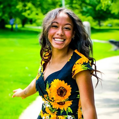 Foto von Corey Lankford auf Unsplash lächelnde Frau im Sonnenblumen Kleid