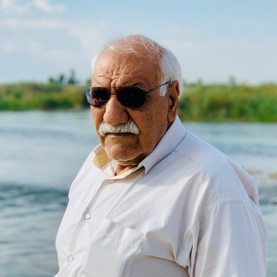 Foto von Abbas Malek Hosseini عطاردوار auf Unsplash Mann mit grauen Haaren und Sonnenbrille