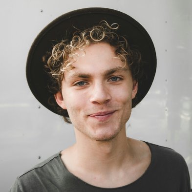 Foto von ian dooley auf Unsplash junger Mann mit Hut