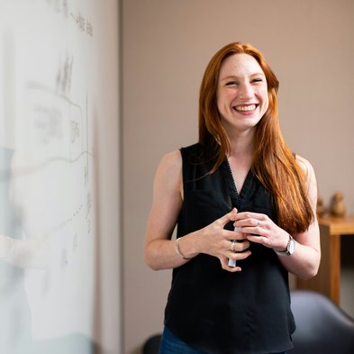 Foto von ThisisEngineering auf Unsplash Frau in dunklem Oberteil neben Whiteboard