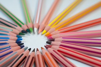 Bunte Bleistifte in einem Kreis (c) Agence Olloweb  Bunte Bleistifte in einem Kreis (c) Agence Olloweb