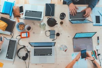Foto von Marvin Meyer auf Unsplash Schreibtisch mit Bürountensilien